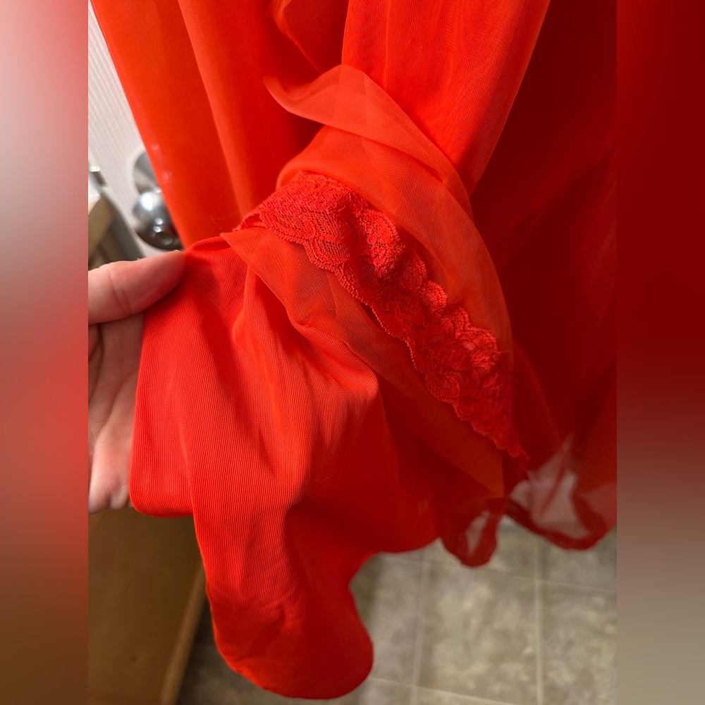 ⭐ Vintage Vanity Fair Red Nylon Lace Peignoir Set (Robe + Nightgown) - Picture 9 of 13